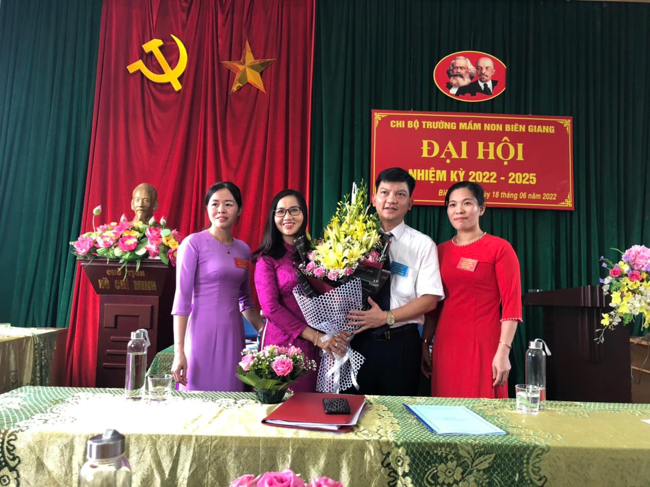 Đồng chí Nguyễn Xuân Phúc tặng hoa chúc mừng Đại hội
